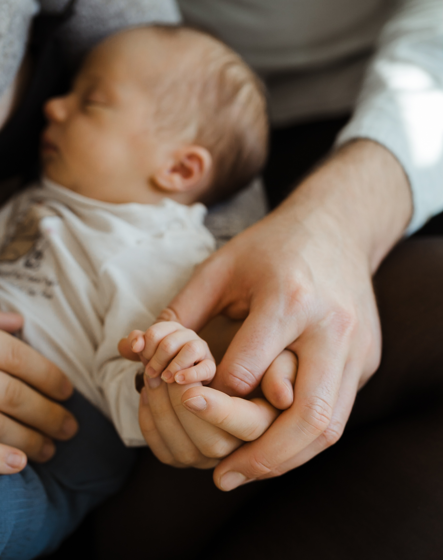 Fotos eines Baby und den Händen seiner Eltern aus einem Newborn-Shooting.