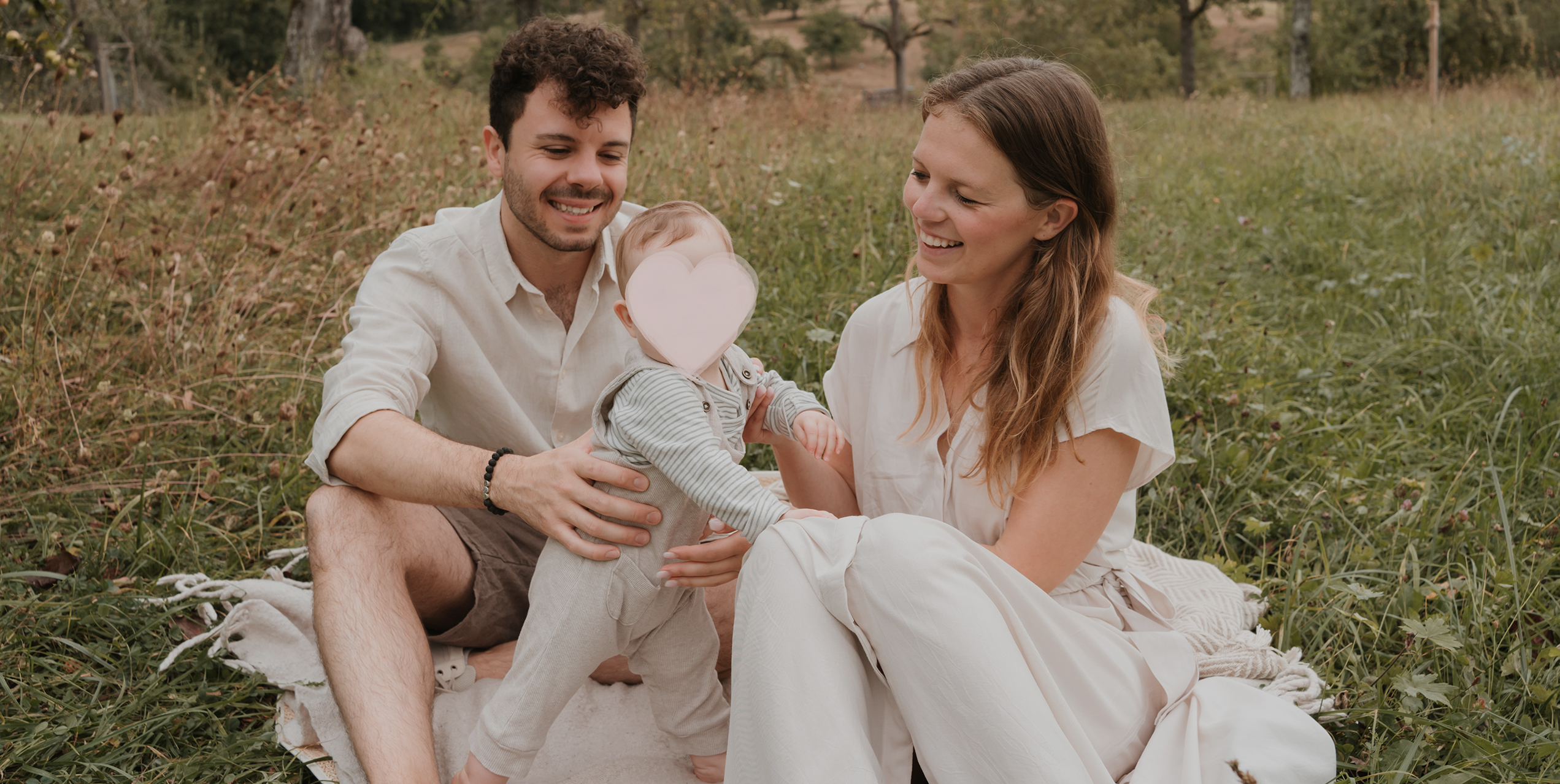 Foto einer jungen, dreiköpfigen Familie in der Natur